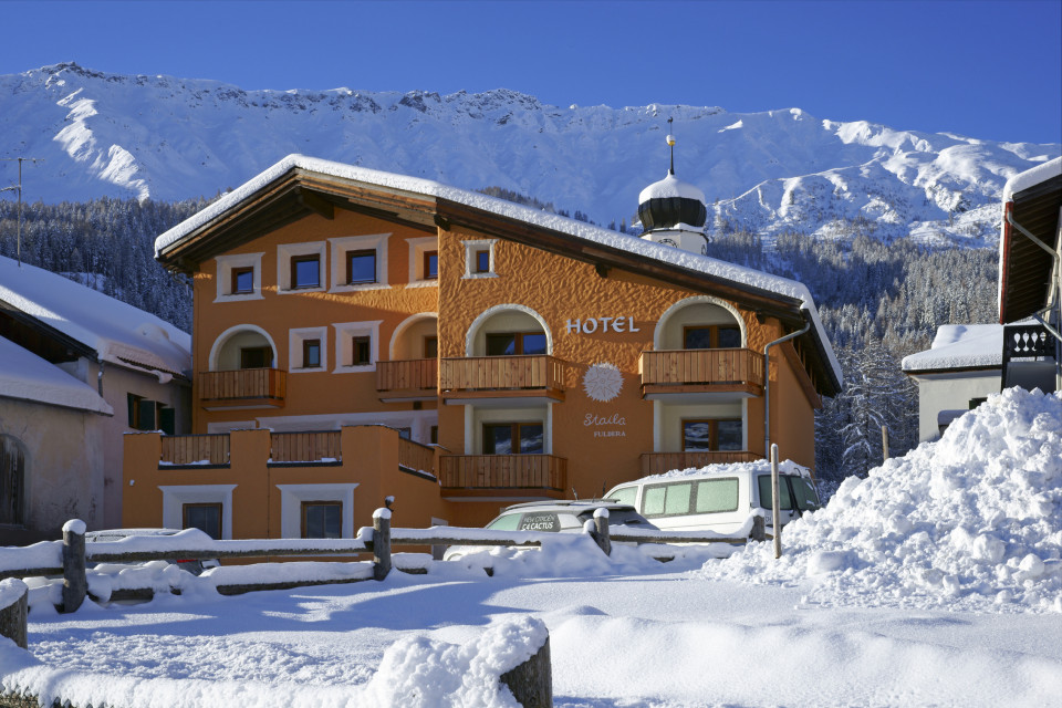 Aussenansicht Winter Hotel Landgasthof Staila Fuldera